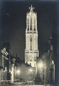 99637 Gezicht op de verlichte Domtoren (Domplein) te Utrecht, ter gelegenheid van het huwelijk van prinses Juliana en ...